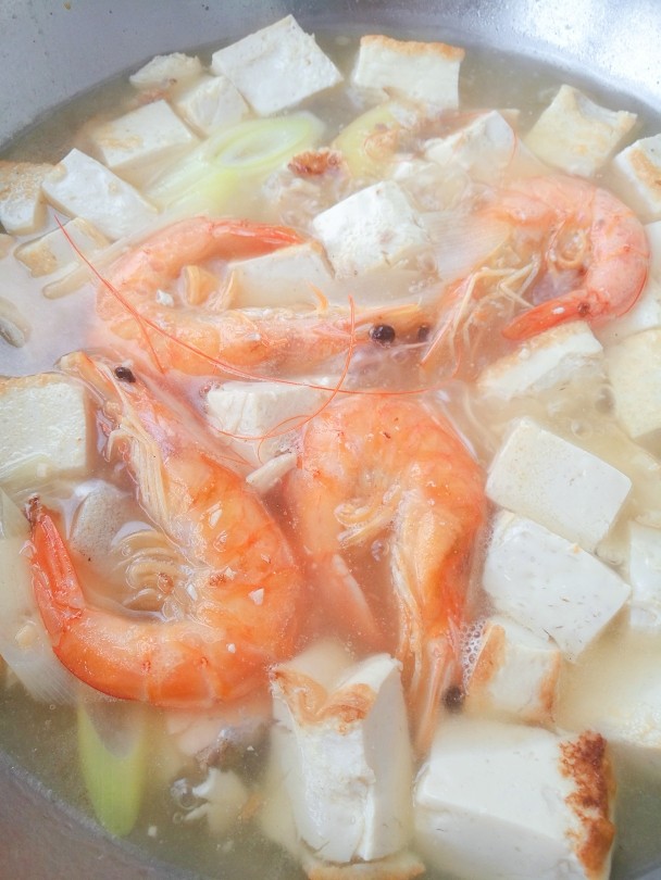 三文鱼豆腐海鲜汤,放入干虾，<a style='color:red;display:inline-block;' href='/shicai/ 37'>姜</a>，<a style='color:red;display:inline-block;' href='/shicai/ 3250'>葱</a>，水开转小火炖30分钟。