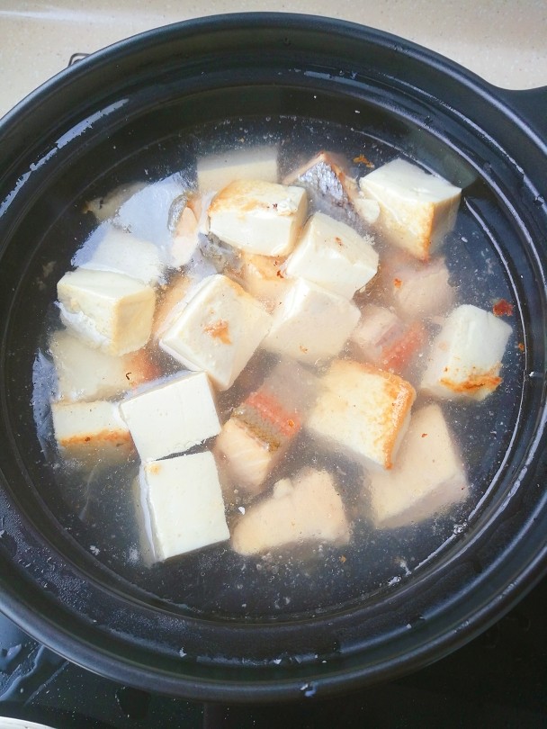 三文鱼豆腐海鲜汤,加入开水。