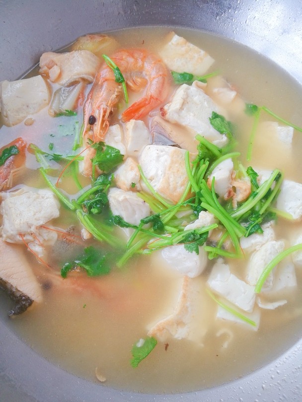 三文鱼豆腐海鲜汤,30分钟后放入，盐，<a style='color:red;display:inline-block;' href='/shicai/ 134292'>白胡椒</a>，<a style='color:red;display:inline-block;' href='/shicai/ 131'>香菜</a>即可出锅。