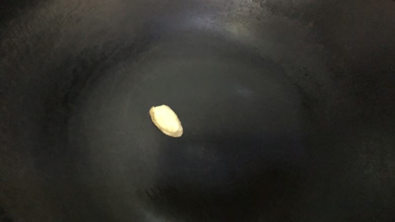 红烧鲈鱼,炒锅烧热,如果不是不粘锅的话,用生姜擦一擦锅再放油,这样也可以防粘锅,煎鱼油锅一定要热