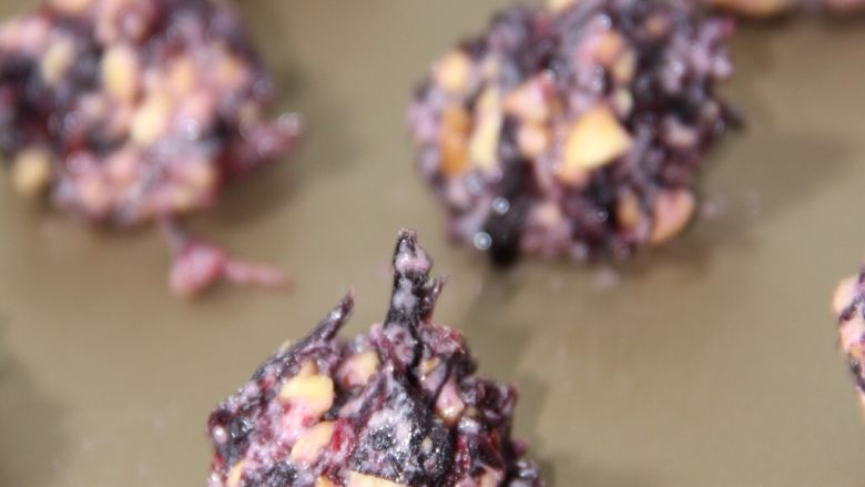 美味健康的玫瑰花汤圆,混合揉匀后,按照每个10g分成16份。