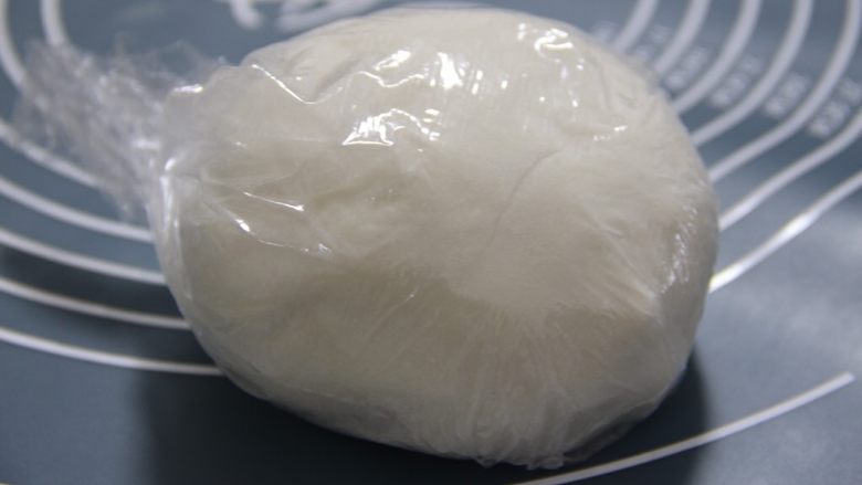 美味健康的玫瑰花汤圆,汤圆皮的做法:将刚刚做开的沸水分次倒入糯米粉中搅拌均匀,直至面团光滑不沾手。如果面团沾手说明水多了,再稍微撒点糯米粉;如果面团不成团,说明水少了,需要再加一点水揉匀。每次加水都不要太多。揉好的面是柔软的,且不粘手。揉好的面团需要用保鲜膜包起来。