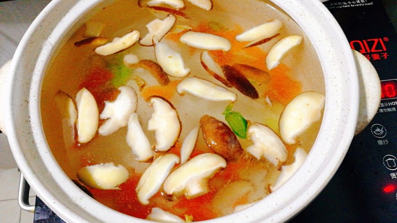 家乡美食+元宵,转入砂锅,注入清水,加入盐