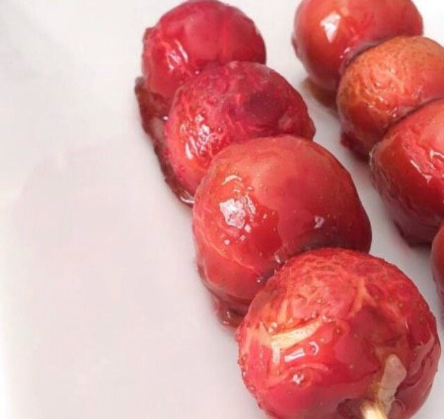 制作冰糖葫芦,然后放入盘子中冷却即可食用