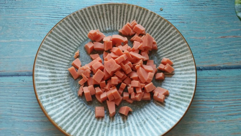 南瓜火腿炒饭,<a style='color:red;display:inline-block;' href='/shicai/ 437'>火腿肠</a>切丁