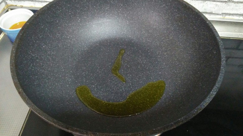 南瓜火腿炒饭,油热