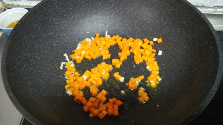 南瓜火腿炒饭,加蒜，炒香，加南瓜丁，炒匀