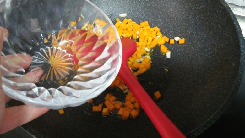 南瓜火腿炒饭,加少许水，再盖好锅盖，小火焖熟