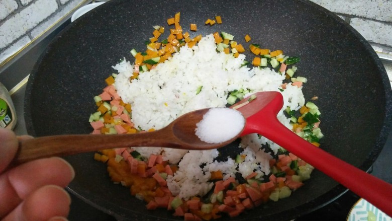 南瓜火腿炒饭,加盐