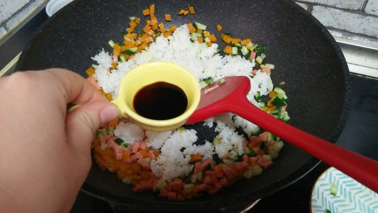 南瓜火腿炒饭,加<a style='color:red;display:inline-block;' href='/shicai/ 788'>生抽</a>