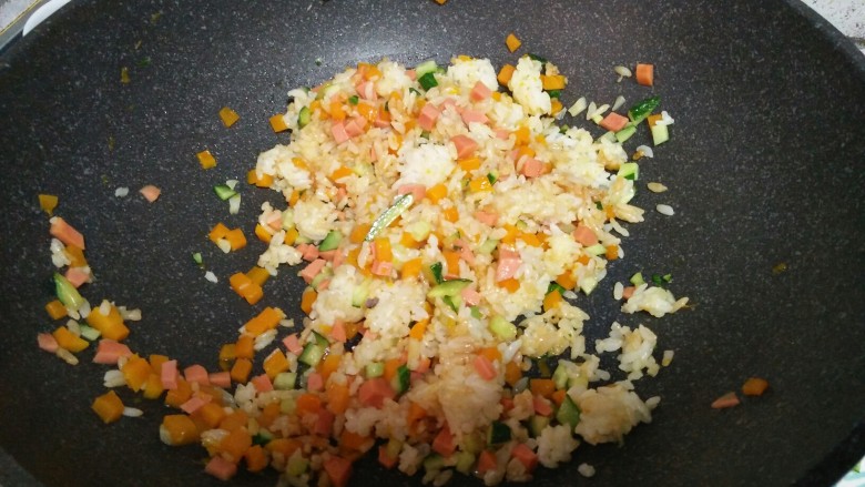 南瓜火腿炒饭,炒匀即可