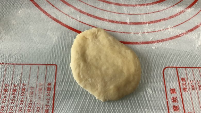 蜜豆小餐包,松弛好的面团,简单排气
