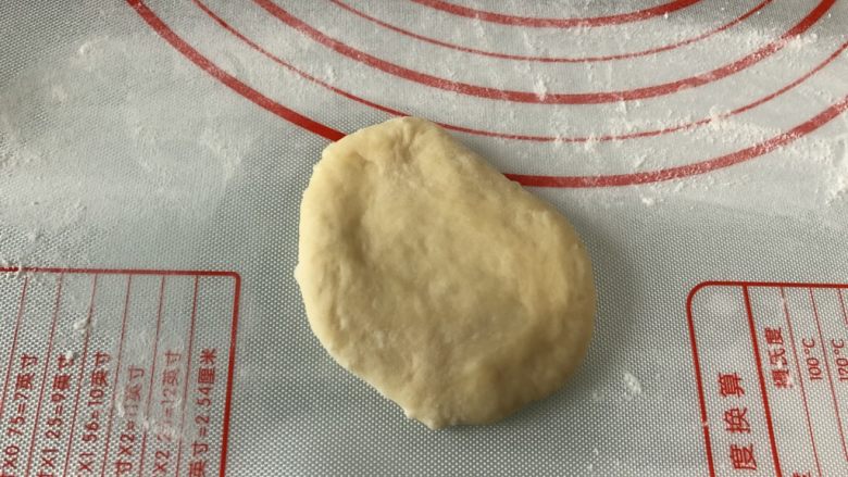 蜜豆小餐包,松弛好的面团，简单排气