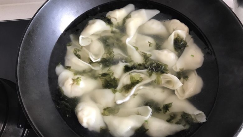 鲜肉虾仁韭菜小馄炖,继续煮,煮到馄炖飘起来,皮变的有点透明就差不多了。
