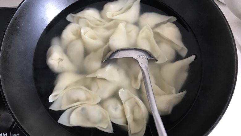 鲜肉虾仁韭菜小馄炖,煮馄炖的时候汤里放点盐,水开了就把紫菜放进去。