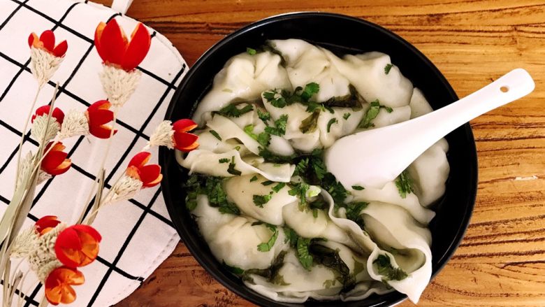 鲜肉虾仁韭菜小馄炖,煮好关火以后,在馄炖汤中加入两滴酱油调味,再加点香油,如果有榨菜,可以切点榨菜丁放进汤中,一碗好吃的馄炖就做好啦。
