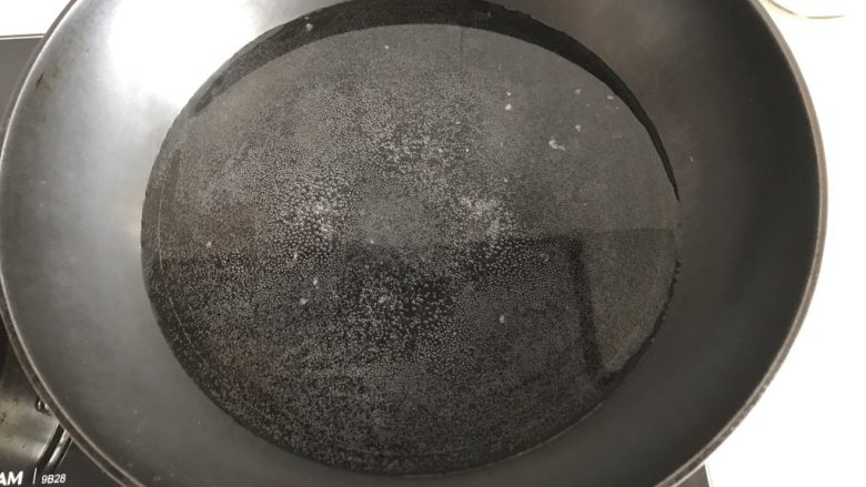 鲜肉虾仁韭菜小馄炖,加水,烧开下馄炖。
