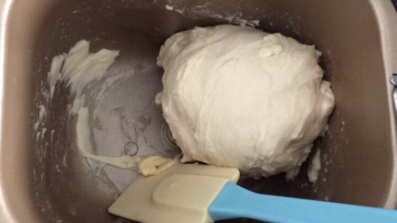 蜜豆小餐包,刚加完黄油是这样的,别着急慢慢就好啦!