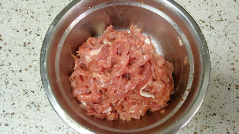 鱼香肉丝,加入少许盐、<a style='color:red;display:inline-block;' href='/shicai/ 718'>料酒</a>拌匀,和淀粉抓匀