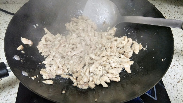 鱼香肉丝,锅里倒入适量油,下入肉丝滑炒变色盛出