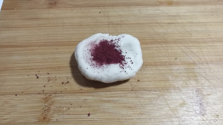 大黄狗豆沙包,再把大面团分成大小两份，小份加入红曲粉揉均匀