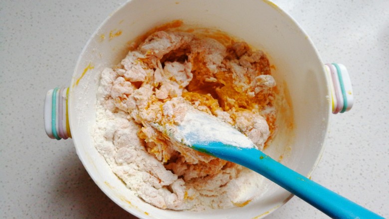 大黄狗豆沙包,加入面粉拌成棉絮状