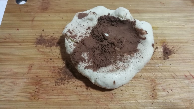 大黄狗豆沙包,大份加入<a style='color:red;display:inline-block;' href='/shicai/ 920'>可可粉</a>揉均匀