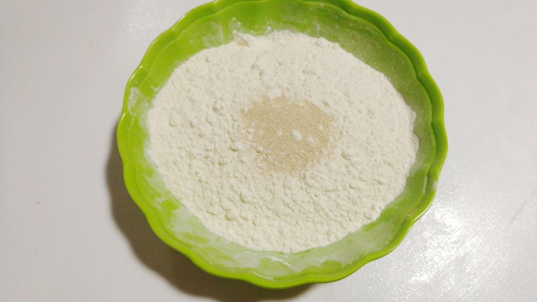 大黄狗豆沙包,接着再取100克面粉加入1克酵母和5克白糖，用温水和成白面团