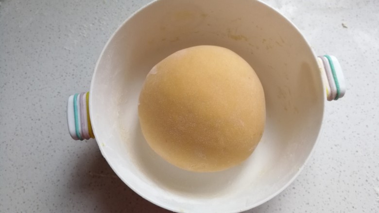 大黄狗豆沙包,然后揉成光滑的面团放温暖处发酵