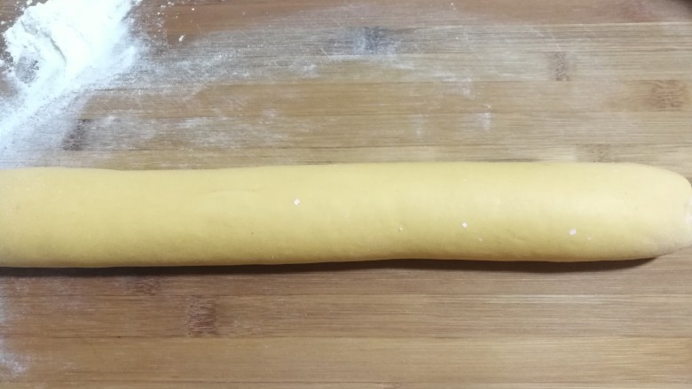 大黄狗豆沙包,然后滚成长条状
