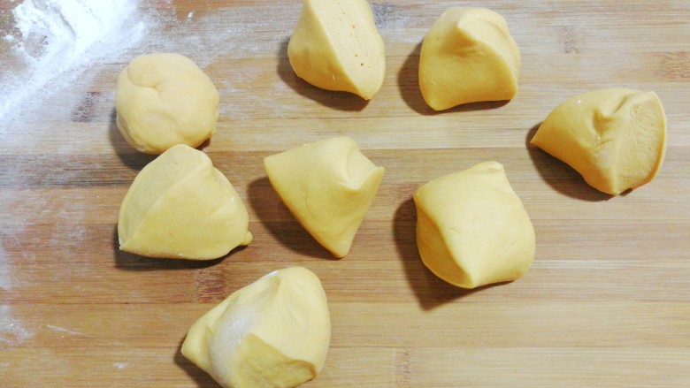 大黄狗豆沙包,再分成每份约50克的小剂子