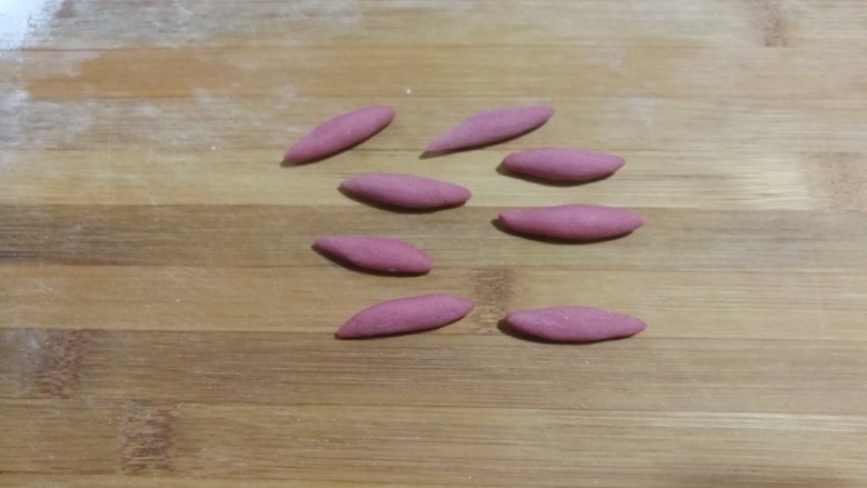 大黄狗豆沙包,把小段搓成细长的橄榄形