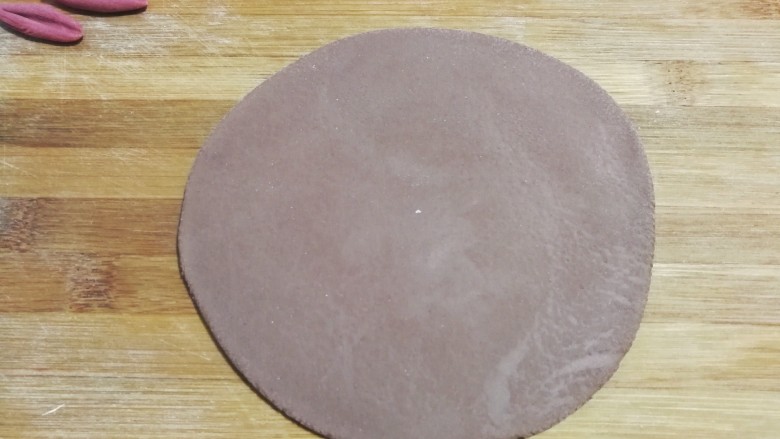 大黄狗豆沙包,再把可可面团擀成圆面片