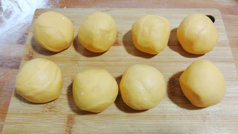 大黄狗豆沙包,把小剂子滚圆盖保鲜膜放一旁待用