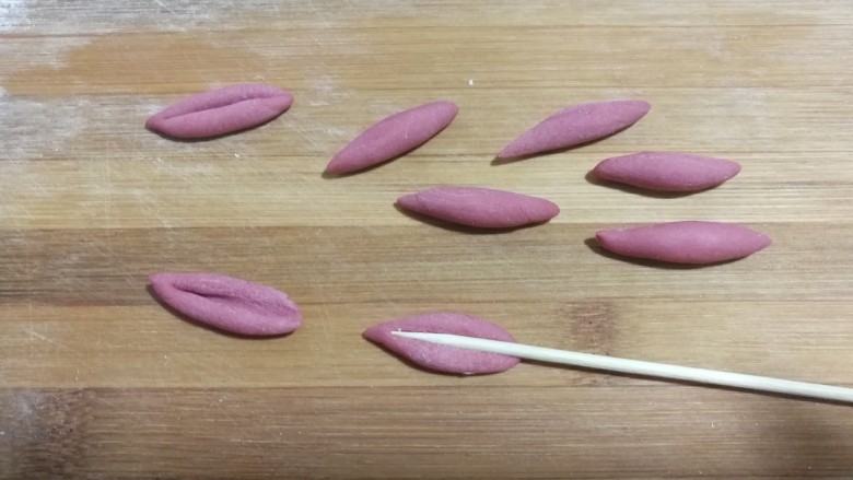 大黄狗豆沙包,然后用竹签压出一道印，大黄狗舌头就做好啦