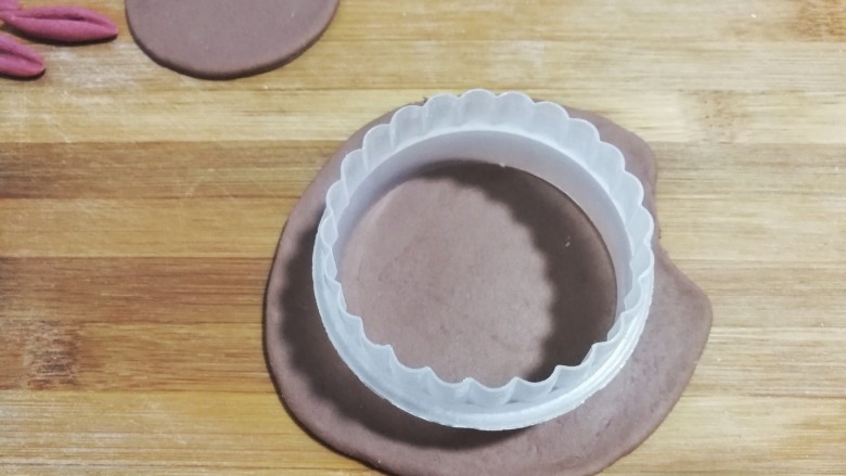 大黄狗豆沙包,用饺子模具刻出几张圆面皮