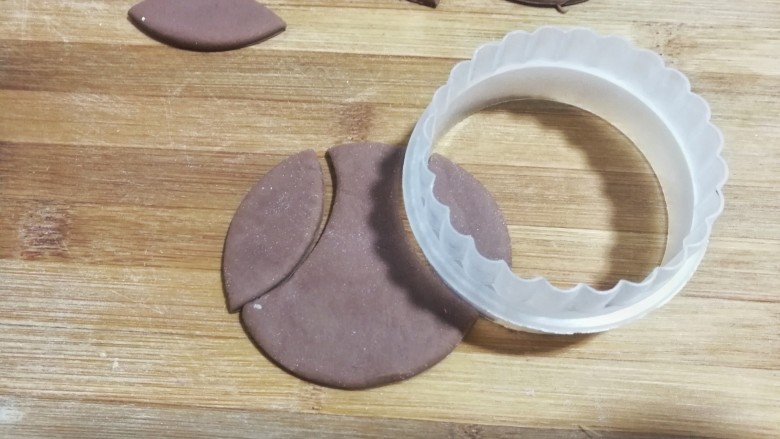 大黄狗豆沙包,接着如图刻出合适的面片，一个面皮可以刻3个