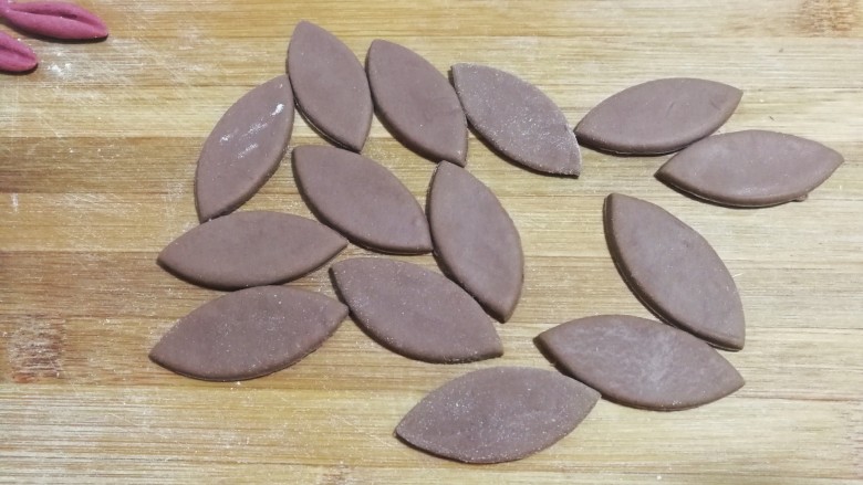 大黄狗豆沙包,刻出狗狗数量的双倍，大黄狗耳朵就做好了