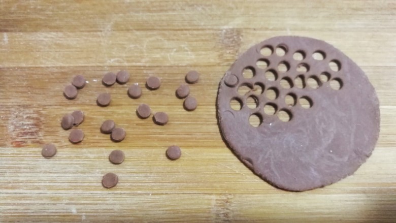 大黄狗豆沙包,再把剩下的可可面团擀开，用酸奶吸管刻出更小的小圆片