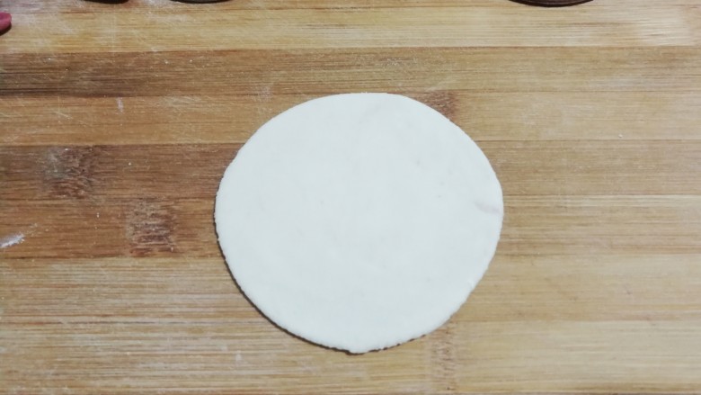 大黄狗豆沙包,再把白面团擀开