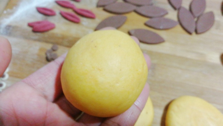 大黄狗豆沙包,然后收口包起来滚圆