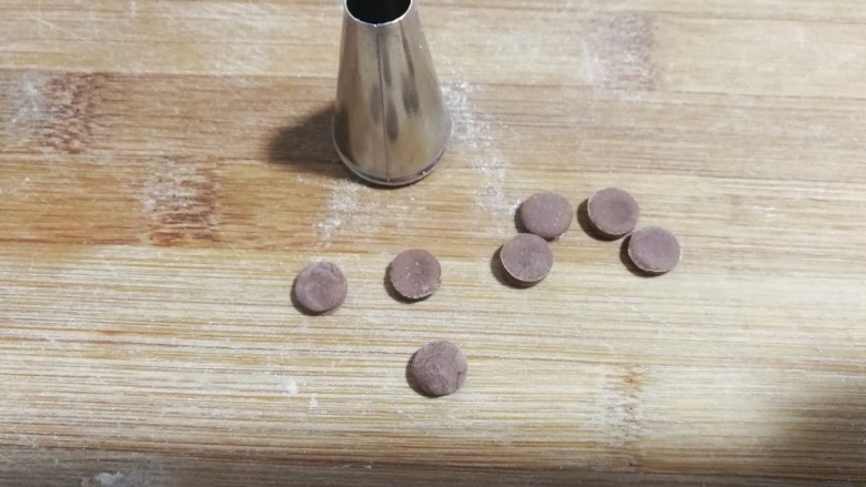 大黄狗豆沙包,继续用小号圆形裱花嘴在可可面片上刻出8个小圆片，这是大黄狗的鼻子啦
