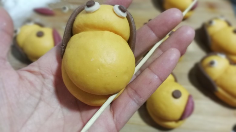 大黄狗豆沙包,然后在底端也压道弧形印，边压边向上挤推