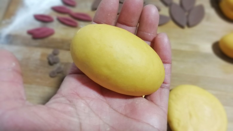 大黄狗豆沙包,再搓成圆柱状