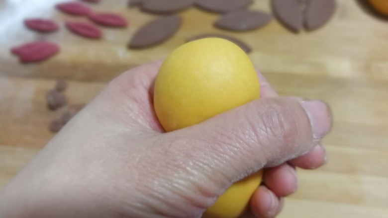 大黄狗豆沙包,然后在三分之一处挤出大黄狗的头部