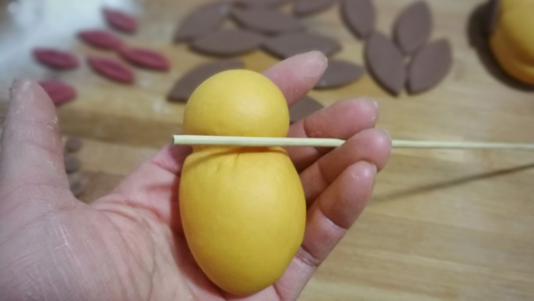 大黄狗豆沙包,再用竹签旋转着紧压一圈