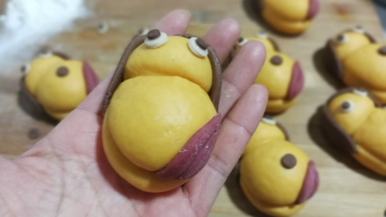 大黄狗豆沙包,再把红舌头沾点水贴上去