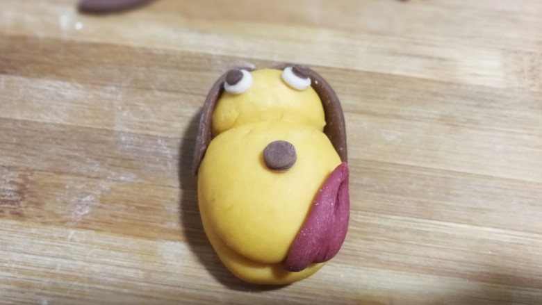 大黄狗豆沙包,最后再沾上可可小圆片在鼻子处，大黄狗狗就完工啦