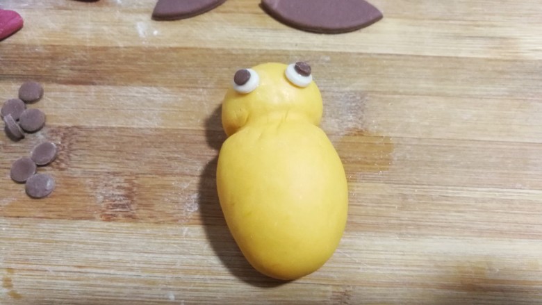 大黄狗豆沙包,然后将大黄狗的眼睛沾点水贴上去