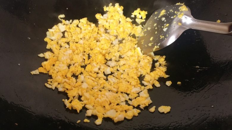 芥蓝蛋炒饭,直接捣散,炒熟。暂出。